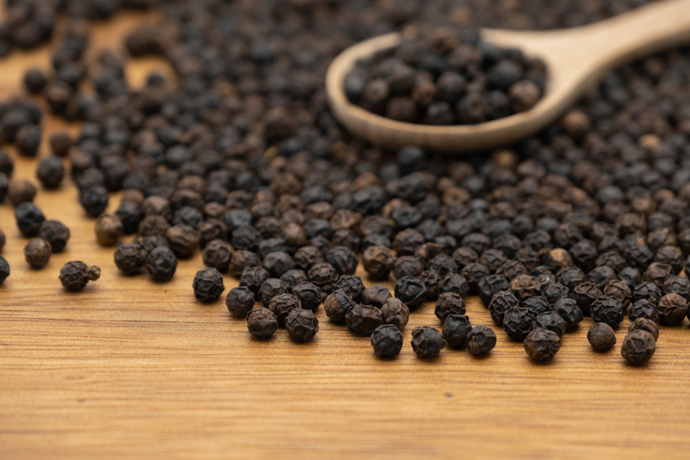 Black peppercorns (Kali Mirch)