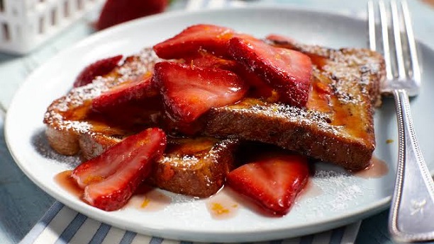Easy French toasts with strawberries
