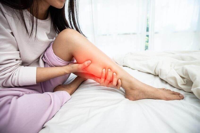 Which disease has symptoms of leg pain?