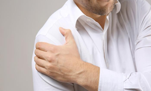  کندھے کے درد کو معمولی مت جا نیے یہ فروزن شولڈر کی طرف پہلا قدم بھی ہو سکتا ہے۔ فروزن شولڈر کی بیماری کیسے پیدا ہوتی ہے؟