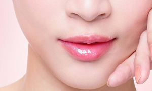 آپ اپنے ہونٹوں کو کیسے خوبصورت بنا سکتی ہیں؟ جانیئے ہونٹوں کو گلاب کی پنکھڑی جیسا بنانے کے چند طریقے