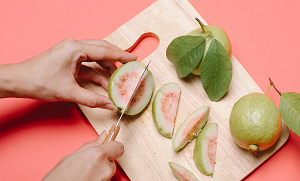 امرود سے کھانسی کا علاج ۔۔ جانیئے امرود میں ایسا کیا ہے جو خشک اور بلغم والی کھانسی کا بہترین توڑ ہے