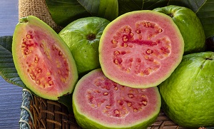 امرود پھل یا طاقت کا بیش بہا خزانہ ! اس میں پوشیدہ صحت کے حیران کن فوائد ضرور جانیں
