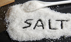 اگر آپ بھی زیادہ نمک کھاتے ہیں تو ٹہریں ۔۔ جانیں زیادہ نمک کھانے سے آپ کس بڑی بیماری میں مبتلا ہوسکتے ہیں