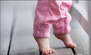 اگر آپ کے بچے نے پنجوں پر چلنا شروع کر دیا ہے تو خبردار ہو جائیں! جانیئے آپ کو بچہ کون سی تکلیف دہ بیماری میں مبتلا ہے؟