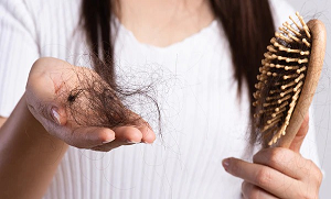 بالوں کے گِرنے کی وجہ سے پریشان ہیں؟ جانیئے ضرورت سے زیادہ بال گرنے کی وجوہات اور اس کا علاج