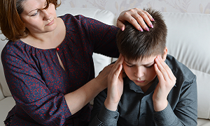 بچوں کے سر درد کو معمولی نہ سمجھیں جانیں ان کی وجوہات اور علاج