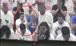 تم رو مت ۔۔ ذہنی معذور شخص کے ساتھ کھڑے عبادت میں روتے آدمی کو ٹشو پیپر دینے کی جذبات سے بھرپور ویڈیو