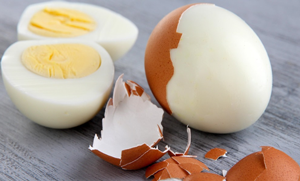 تین منٹ میں انڈہ کیسے ابالیں؟  اس کو ابالنے کا خاص طریقہ جانیں اور ٹھنڈے موسم میں جلدی انڈہ ابالنے کی اس ٹیکنیک سے فائدہ اٹھائیں