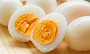 روزانہ دو انڈے کھانا ہماری صحت کے لیے کتنا ضروری ہے نیز کچے انڈے کھانے سے کیا ہوتا ہے؟