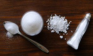 زیادہ نمک کھانا صحت کے لئے نقصان دہ ہے۔۔ لیکن نمک کو کھانے کے علاوہ کن کاموں میں استعمال کیا جاسکتا ہے جانیے زندگی آسان بنانے والی ٹپس