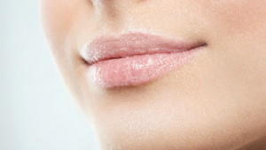 سردیوں میں پھٹے ہونٹوں کی حفاظت کے لیے چند مفید مشورے