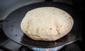 ماہر نانبائی روٹی کو نرم کیسے بناتے ہیں؟ جانیں اور اس طریقے کو آزمانے کے بعد رکھیں روٹی دن بھر نرم و تازہ