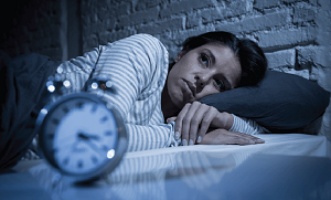 نیند نہیں آتی یا بے چینی سے آنکھ کھل جاتی ہے ؟ اگر آپ کو بھی رات میں نیند نہیں آتی تو 4 منٹ میں سونے کا آسان طریقہ جانیں اور رات بھر سکون سے سوئیں