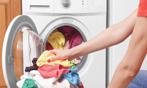 واشنگ مشین میں کپڑے دھونے کا صحیح طریقہ کیا ہے؟ جس سے آپ کے کپڑے بھی صاف رہیں گے اورمشین بھی برسوں چلے گی