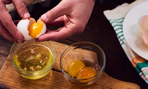 کولیسٹرول سے پاک، کیلوریز بھی کم، دل کے لئے مفید ۔۔ ماہرین کی رائے میں انڈے کی سفیدی کھانا کتنا فائدہ مند ہے؟