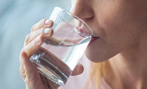 کیا آپ جانتے ہیں کہ اگر آپ سونے سے پہلے نیم گرم پانی پی لیں تو کیا ہوگا؟ جانیں سونے سے پہلے نیم گرم پانی پینے کے چند حیرت انگیز فوائد 