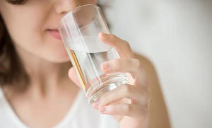 کیا آپ جانتے ہیں کہ اگر آپ سونے سے پہلے نیم گرم پانی پی لیں تو کیا ہوگا؟