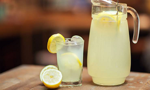 کیا آپ لیموں پانی کے یہ 5 حیران کن فوائد جانتے ہیں؟ جانیں لیموں کے چند قطرے رس کے کمال