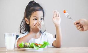 کیا آپ کا بچہ بھی کھانے پینے میں تنگ کرتا ہے ؟چھوٹے بچوں کو کھانے کی عادت ، چبانے کی عادت کیسے ڈالی جائے؟
