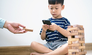 کیا آپ کا بچہ بھی ہر وقت موبائل یا گیجٹس میں گم رہتا ہے؟ بچوں کو اسکرین کی خطرناک عادت سے نجات دلانا کیا اب ممکن ہے؟