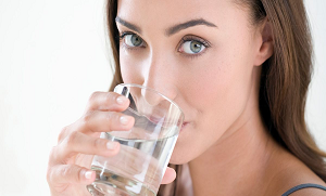 کیسے پتا لگائیں کے آپ پانی کی کمی شکار ہیں؟ جانیئے جسم میں پانی کی کمی کی علامات اور آسان قدرتی علاج