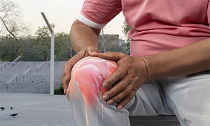 گھٹنوں کا درد چلنے پھرنے سے معذور کر سکتا ہے، کچھ ایسے عمل جو بغیر دوا کے اس درد کو کم کرنے میں اہم کردار ادا کر سکتے ہیں