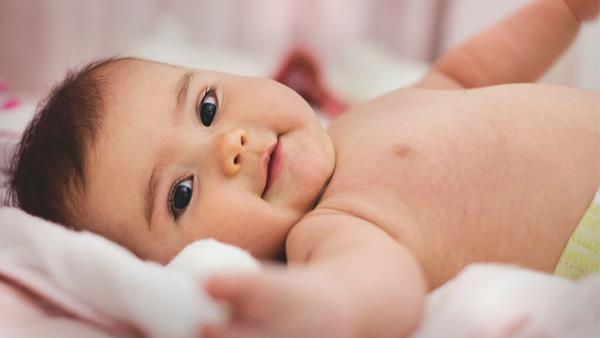 Bachon Ka Rang Gora Karne Ka Tarika