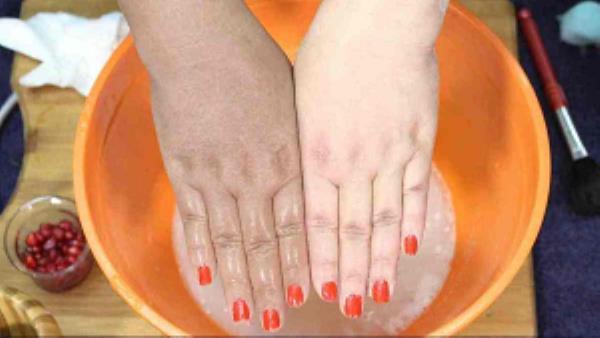 Hath Paon Ka Rang Saaf Karne Ka Tarika