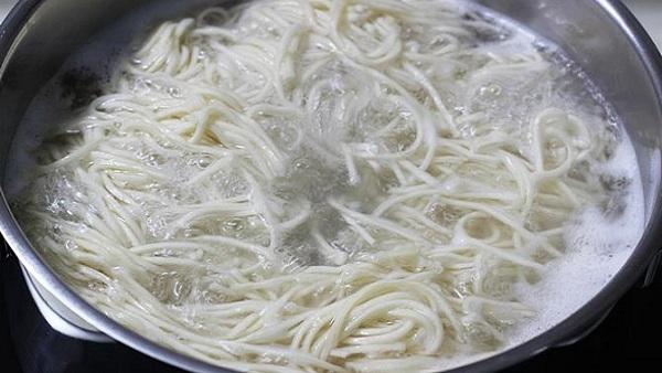 Keep Separate All Boiled Noodles !