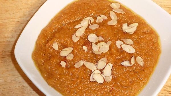 How to remove stickiness of Mong daal halwa from pan
