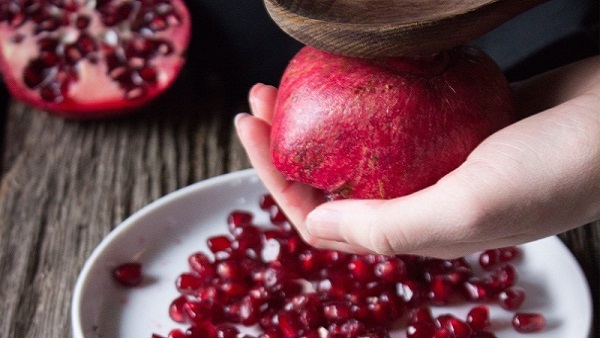 How To Deseed A Pomegranate In Seconds