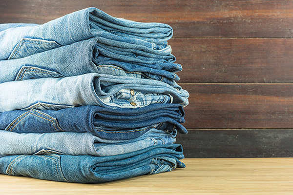 Salam, aap se mujhe ye pata karna hai k mere pass jeans ki pant hai jis ko dhonay k baad aksar color khatam ya dul hojata hai to kia karon or dosri baat ye k reshmi kapro ki chamak k liye bhe kuch bata dein, shukriya